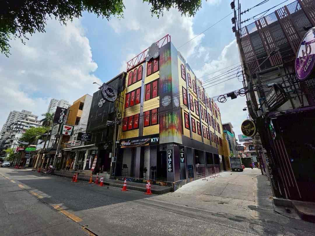 4 Bedrooms Shophouse for sale In Awtan Sukhumvit 33 Khlong Tan Nuea Bangkok