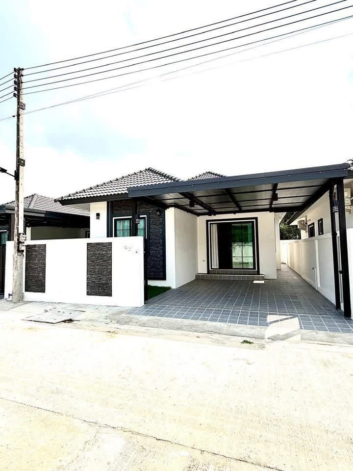 3 Bedroom House For Rent In Na Kluea, Chon Buri