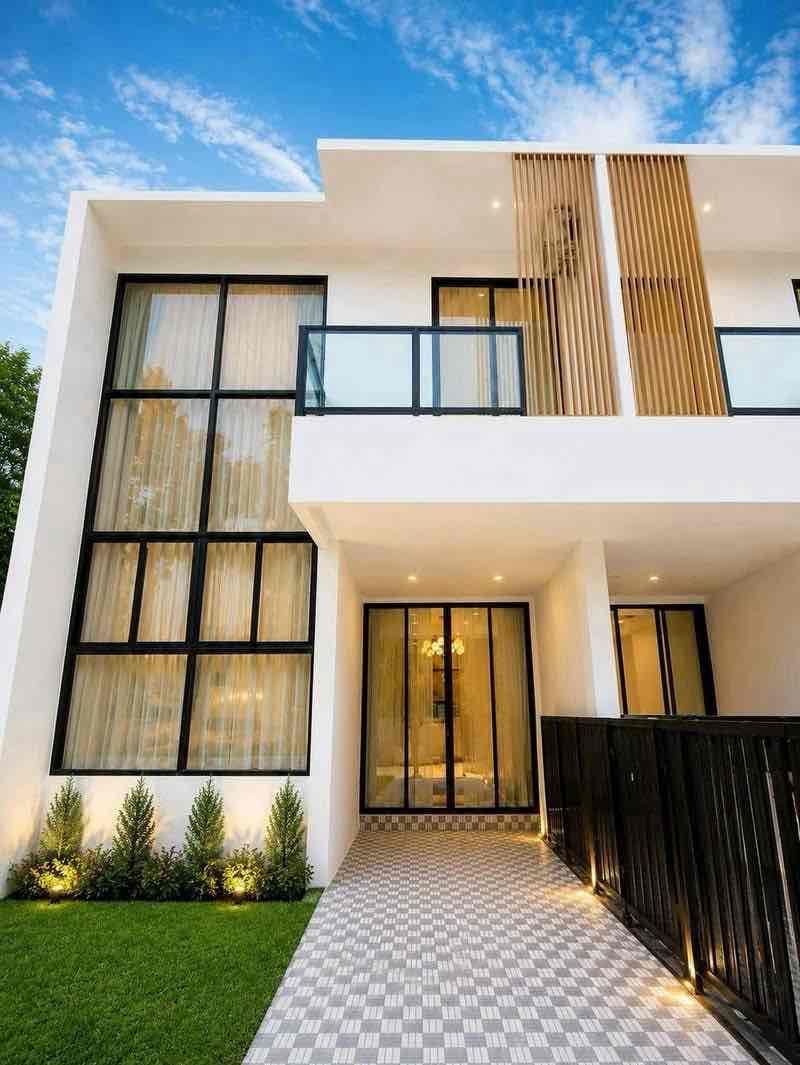 4 Bedroom Townhouse For Rent In Na Kluea, Chon Buri