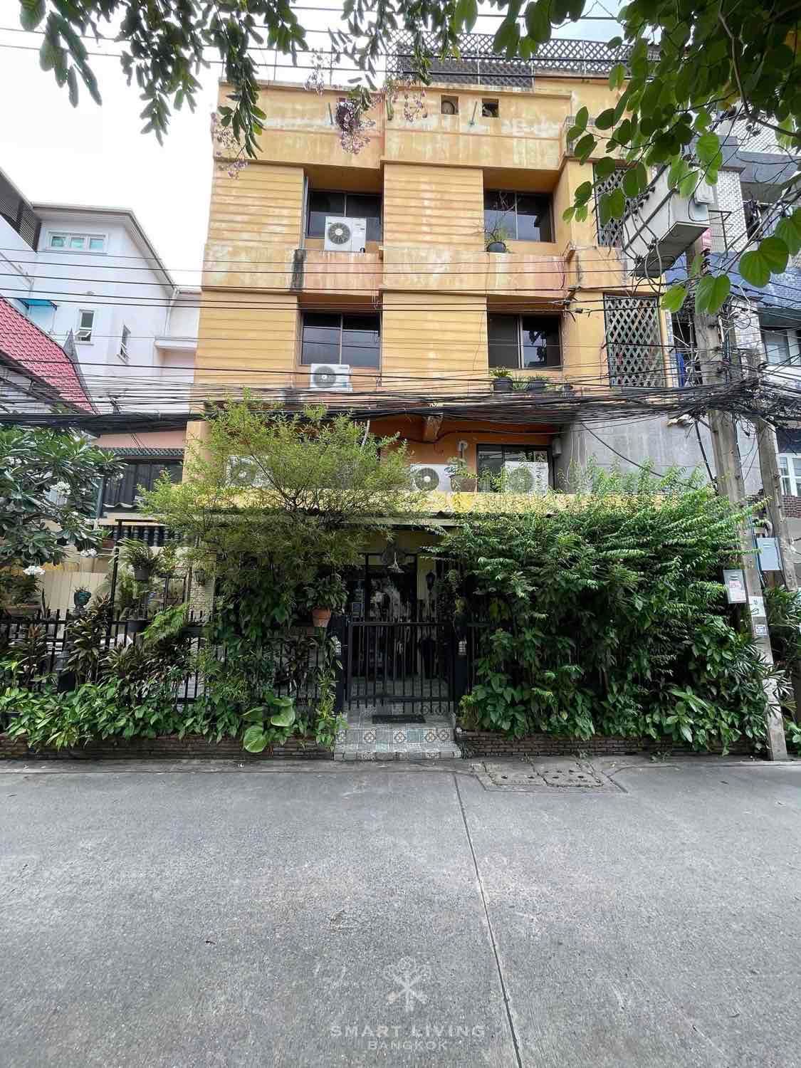 3 Bedrooms Shophouse for sale In Sam Sen Nai Bangkok