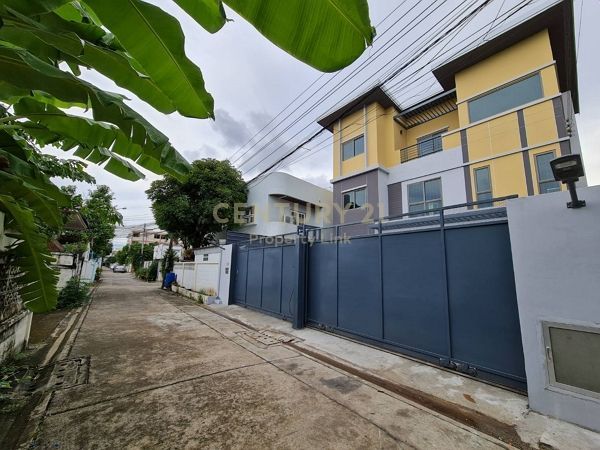 4 Bedrooms House for sale In Chomphon Bangkok