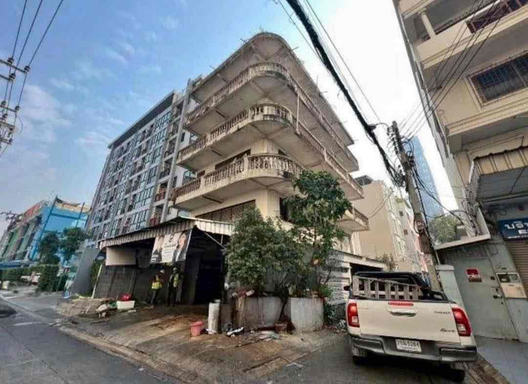 10 Bedrooms Shophouse for sale In Khlong Ton Sai Bangkok
