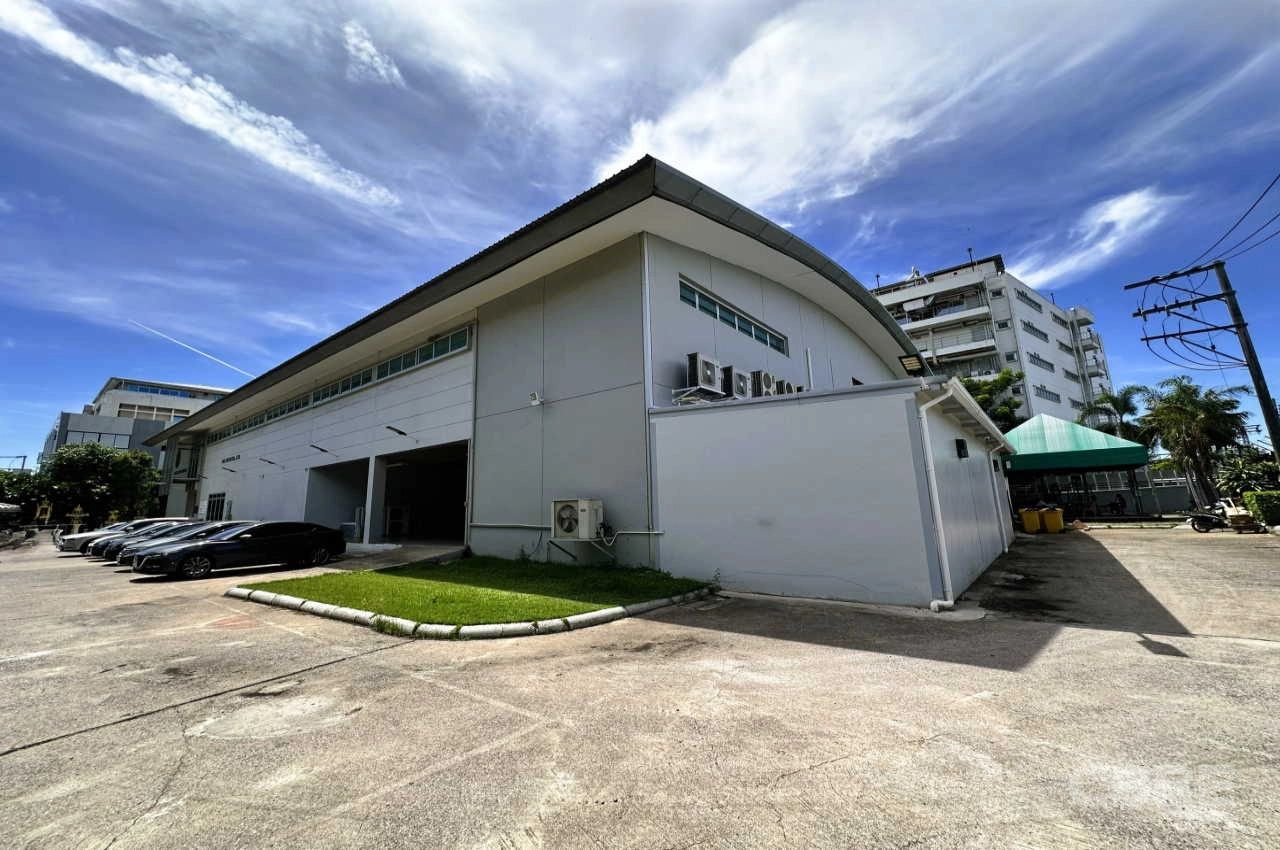 Shophouse for sale In Dokmai Bangkok