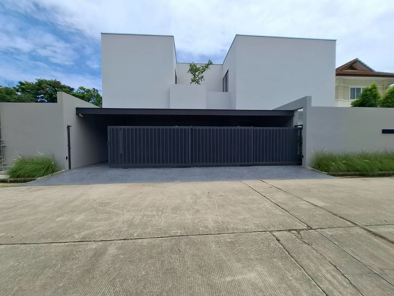5 Bedrooms Villa for sale In Choeng Doi Chiang Mai