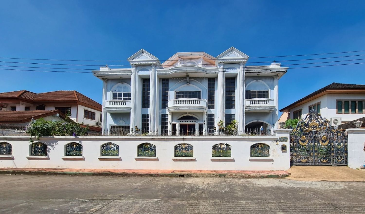 10 Bedrooms House for sale In Chantharakasem Bangkok