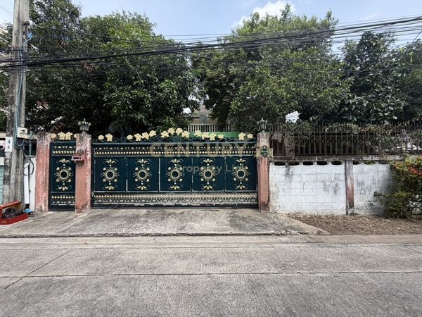 6 Bedrooms House for sale In Sam Sen Nai Bangkok