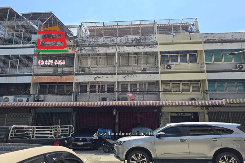 3 Bedrooms Shophouse for sale In Khlong Mahanak Bangkok