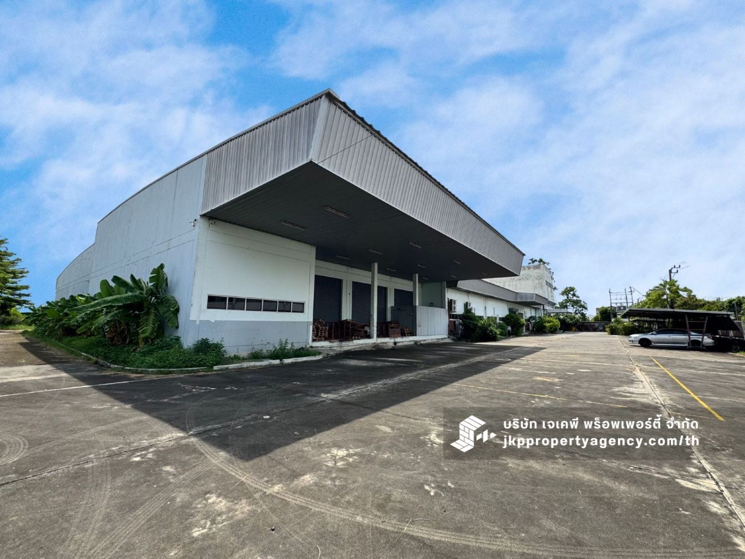 Warehouse for sale In Thap Yao Bangkok