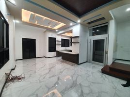 4 Bedroom House for sale in Gilmore LRT-2, Quezon City, Quezon City