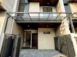 5 Bedroom House for sale in Dukuhpakis, Surabaya, Dukuhpakis