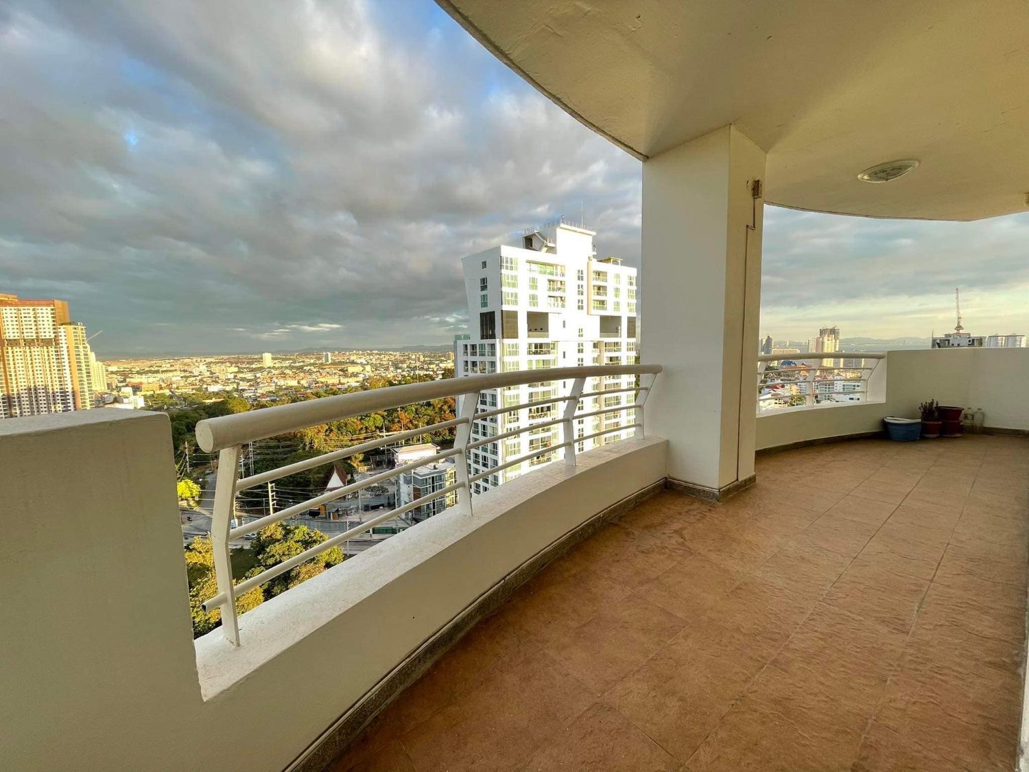 3 Bedroom Apartment For Rent At Pattaya Hill Resort