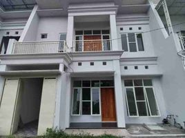 4 Kamar Rumah for sale in Surabaya, East Jawa, Jambangan, Surabaya