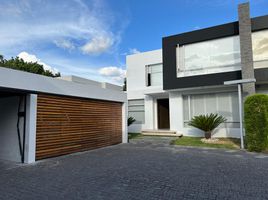 3 Bedroom Villa for sale in Cumbaya, Pichincha, Cumbaya
