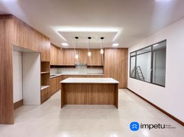 4 Habitación Villa en venta en Loja, Loja, Loja, Loja