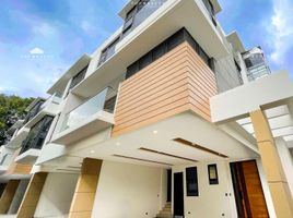 4 Bedroom House for sale in Gilmore LRT-2, Quezon City, Quezon City